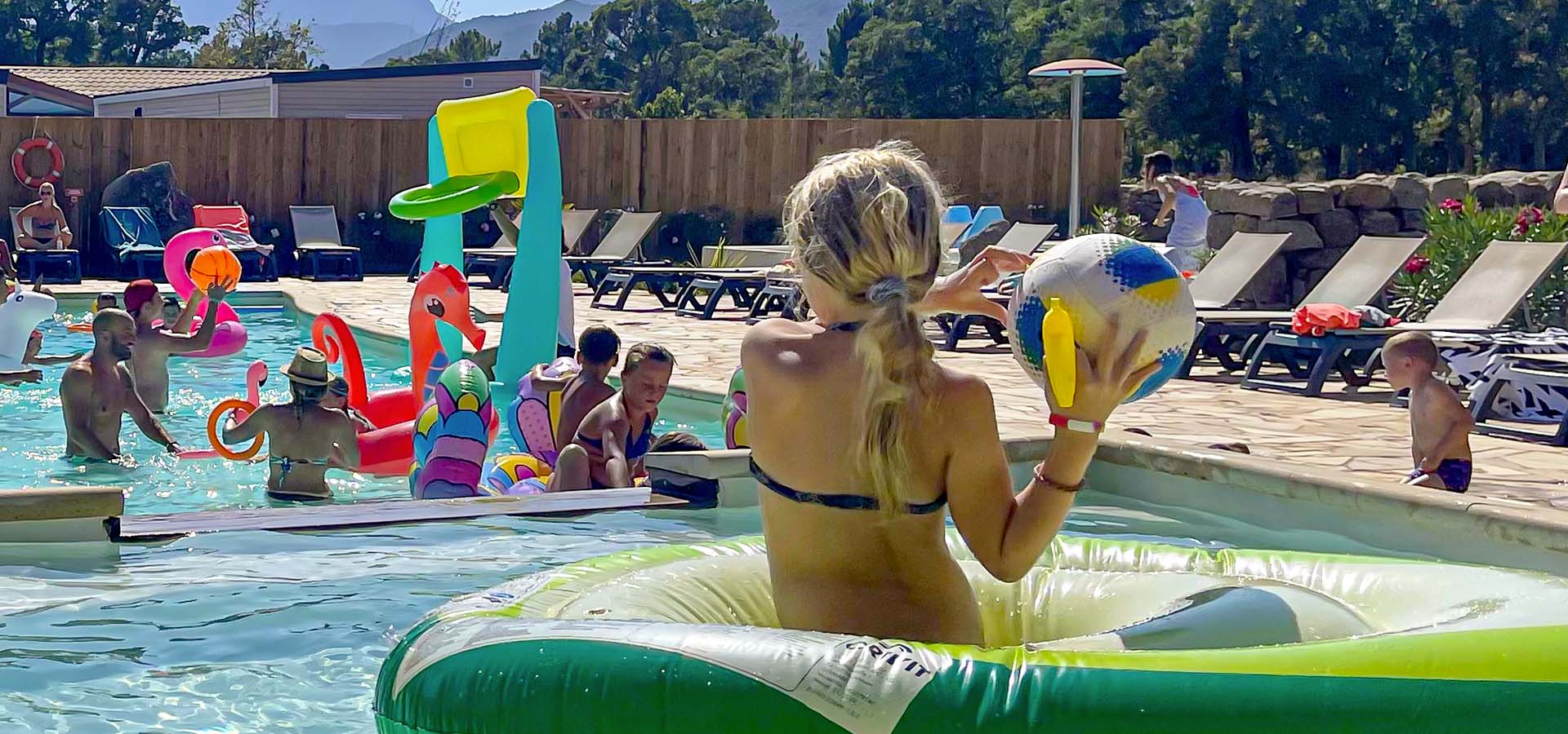 Camping Porto Vecchio piscine jeune jeux gonflables ballon